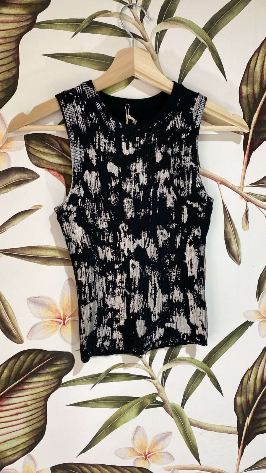 Camiseta de tirantes canalé con pinceladas en plata