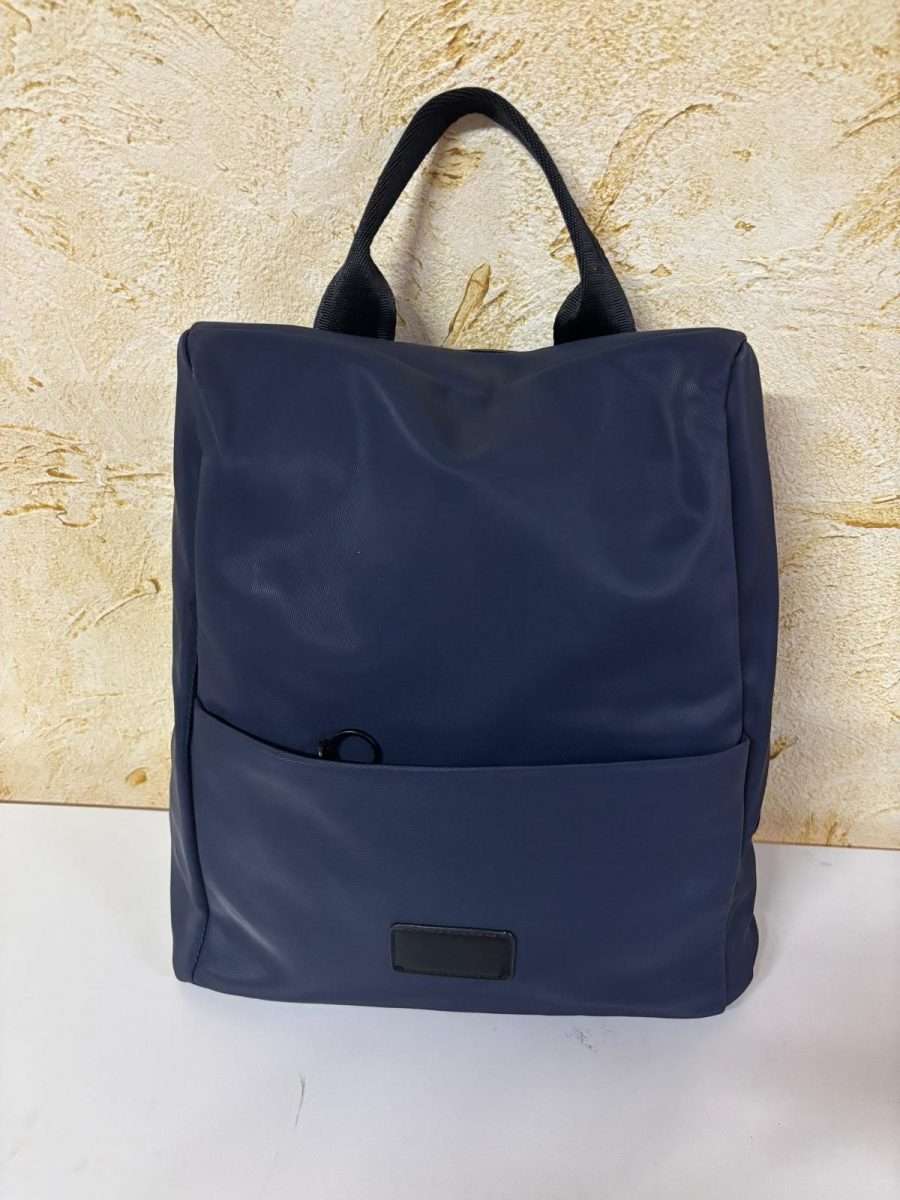 Mochila Azul o Negra con Diseño Minimalista - Imagen 2