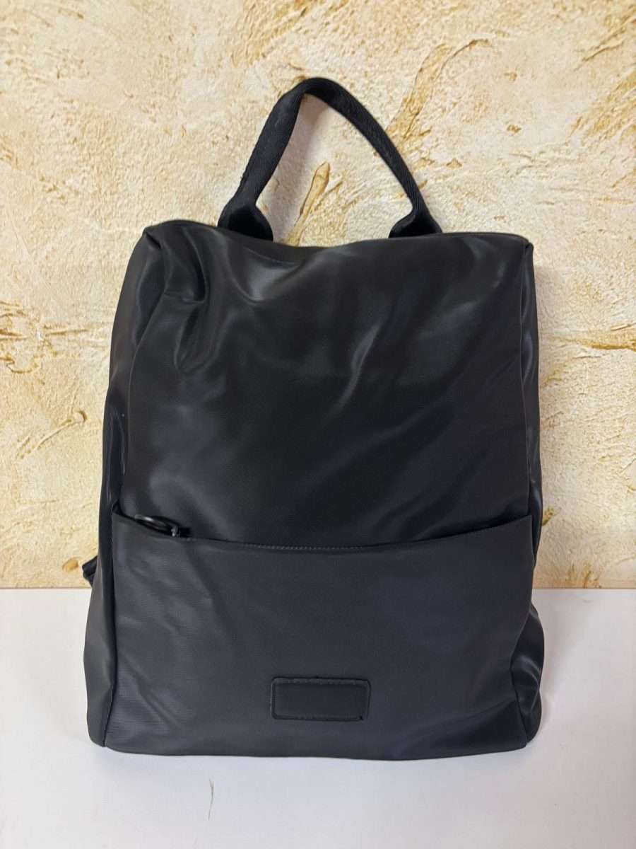 Mochila Azul o Negra con Diseño Minimalista