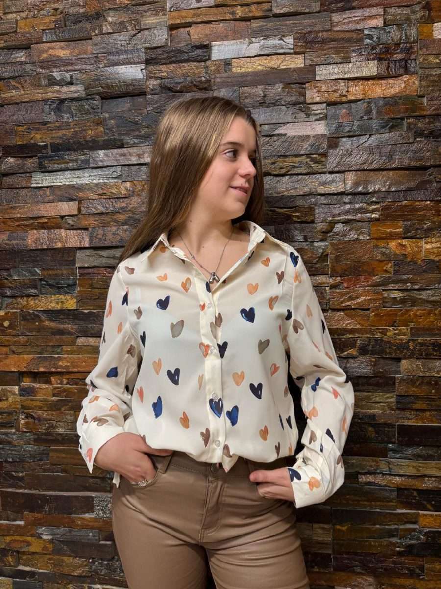 Camisa con Estampado de Corazones