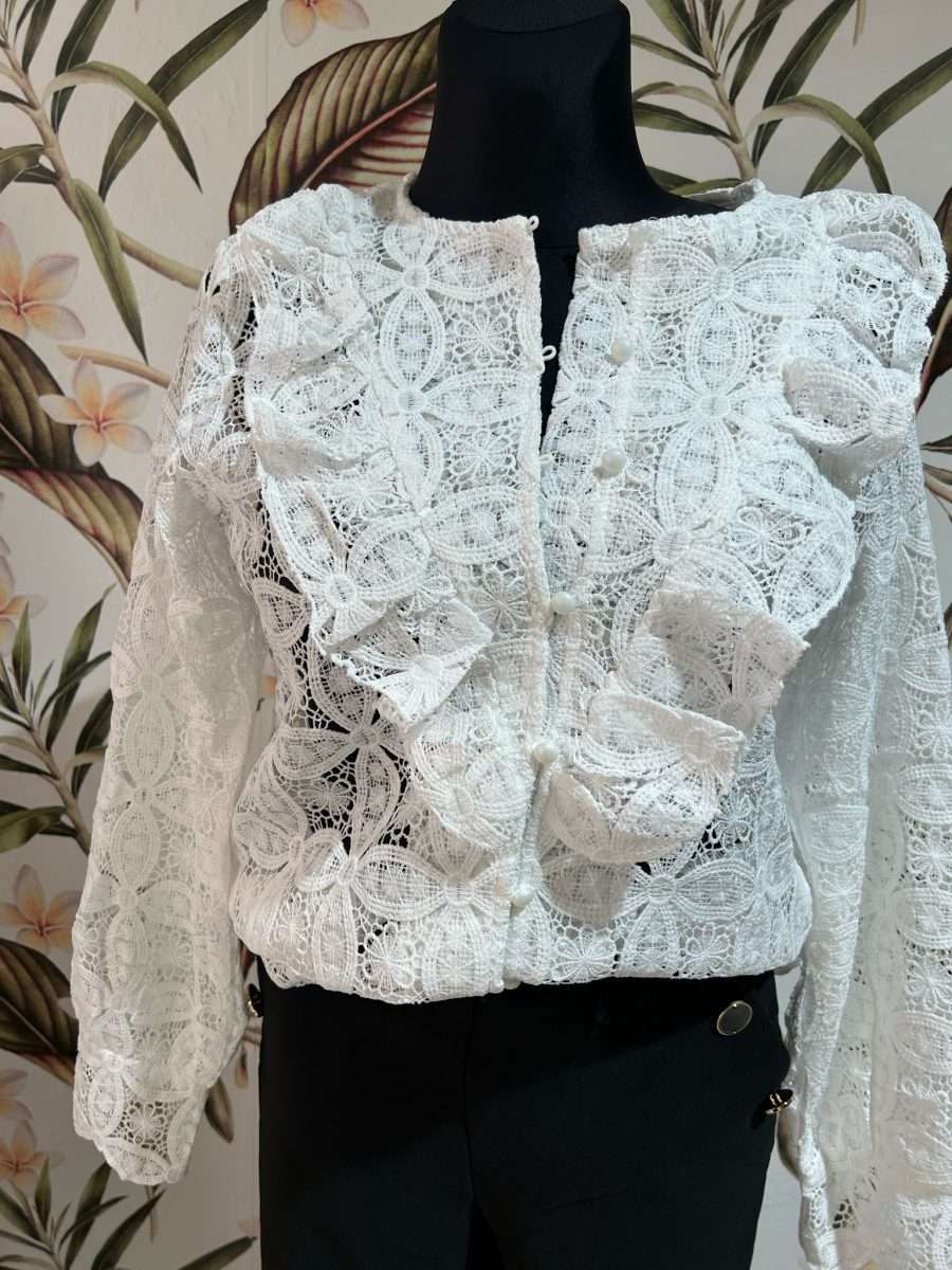 Blusa de encaje blanco con volantes