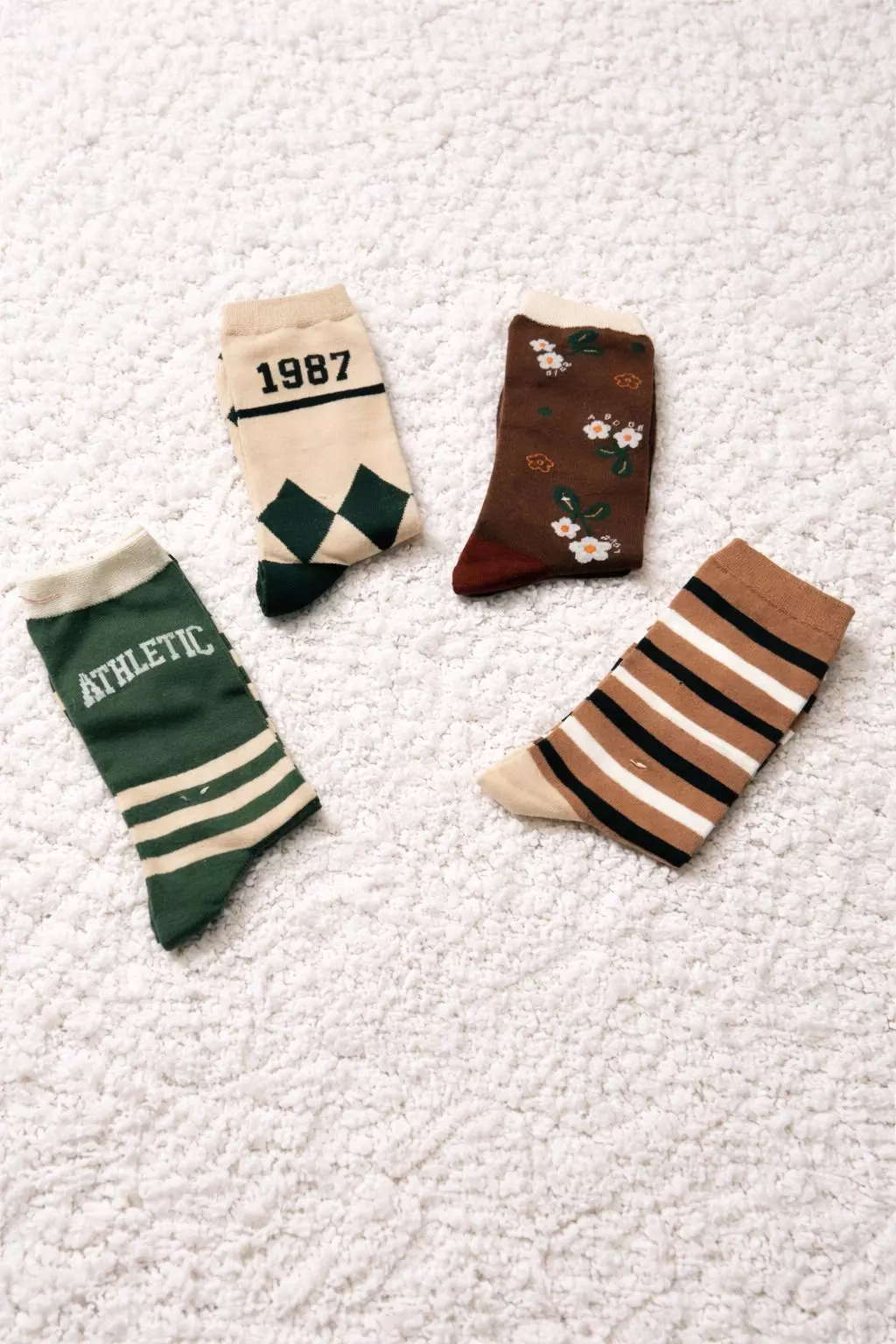 Pack de 4 Calcetines Vintage Unisex ,  Diseño Retro Athletic, Rayas y Flores